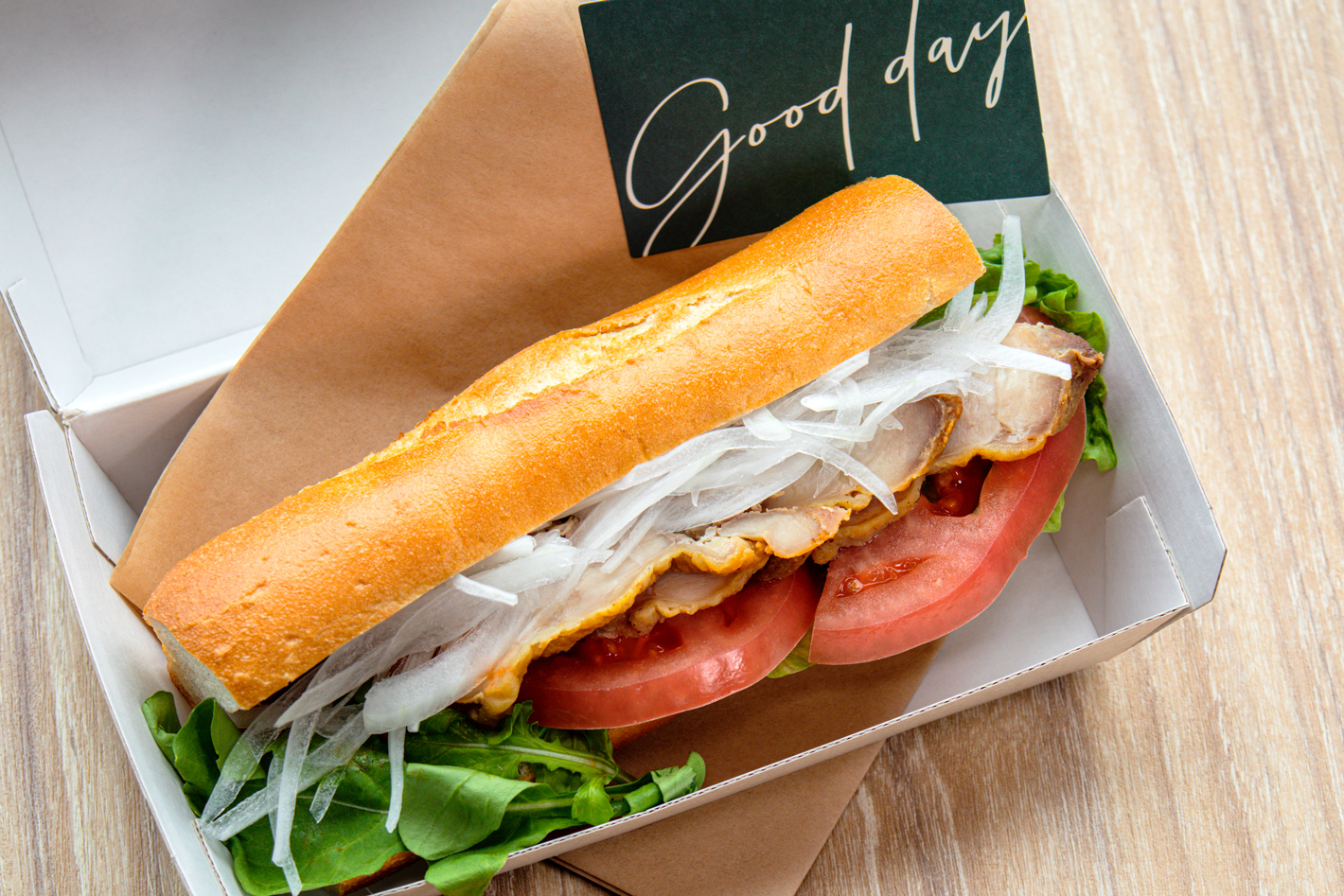 鶏もも肉のソテーとルッコラの バゲットサンド