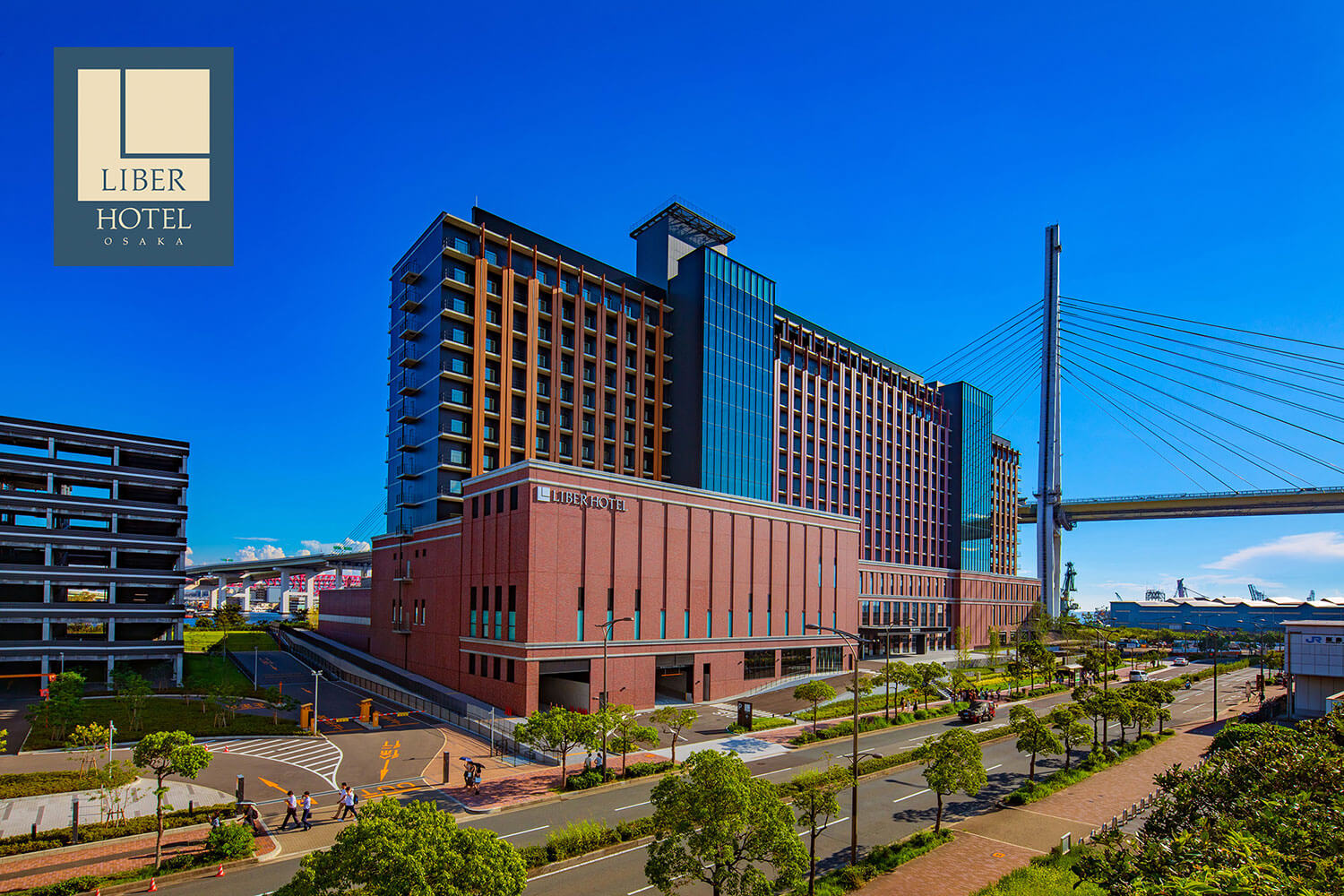 新ホテル外観とロゴ