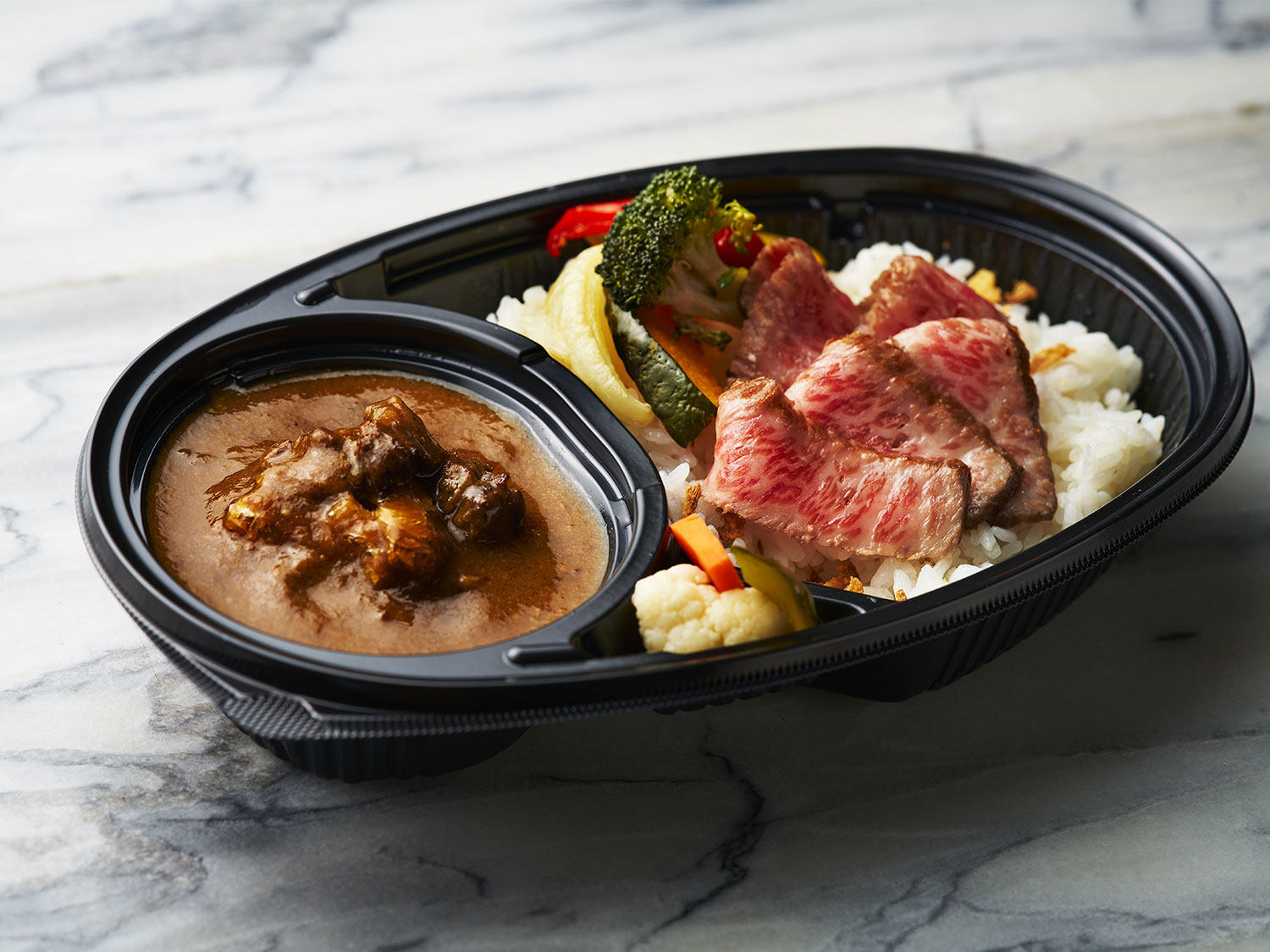 鳥取和牛のスパイシーカレー ミニッツステーキ添え